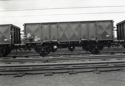 167945 Afbeelding van de open goederenwagen (kolenwagen) NS 67033 (type GTOW, serie 67001-69600) van de N.S. te Amersfoort.